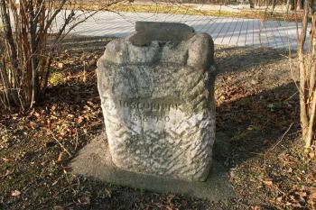 Kus kamenného podstavce v parku (snad původní výzdoba zámeckého parku) ( © Miroslav BITTER 2006)