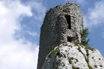 západní štíhlé čelo jižní části hradu na vysoké a strmé skále ( © Jan P. Štěpánek 07/2010)