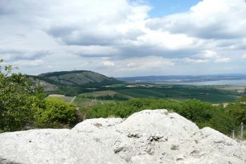 Sirotčí Hrádek - pohled z hradu na Pavlovské Vrchy a Nové Mlýny (© aleshwarrior, 07/2014)