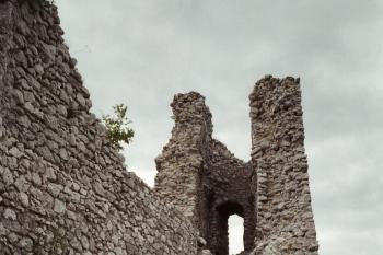 zřícenina hradu Sirotčí hrádek (© Vlastislav Mareček, 05/1991)
