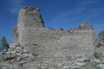 jižní bok jádra, předěly ve zdivu patrně dokládají fázovost výstavby (© Jan Večeřa, 09/2015)
