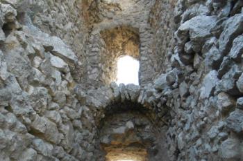 úzká západní část, tři patra nad sebou, valeně klenuté chodbičky (© Jan Večeřa, 09/2015)