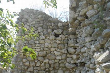 vstupní přístavek je přizděný na spáru, jde o jediné místo, kudy se do hradu dalo vejít (© Jan Večeřa, 09/2015)