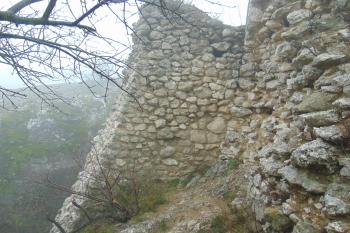 Napojení vstupní brány na jižní hradby (© Dušan Dohňanský 11/2020)
