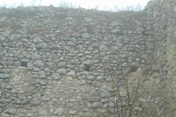 Trámové kapsy obytného paláce jižního hradu (© Dušan Dohňanský 11/2020)