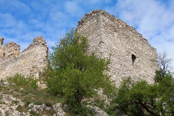 Největší část hradu (© Ivo Rozehnal  04/2024)