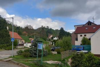 Pohled na hrad z obce Klentnice (© Ivo Rozehnal  04/2024)