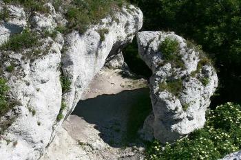 Skalní okno nepřístupné části hrádku ( © Petr Turyna 06/2006)