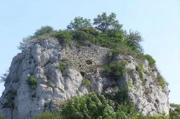 Severní část hradu s malým kusem hradní zdi (© Jan P. Štěpánek 07/2006)