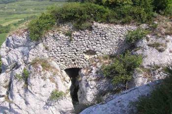 Pohled u jižní části hradu na detail zachovalého úseku hradby v severní části hradu (© Jan P. Štěpánek 07/2006)