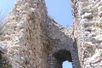 Interiér štíhlé věžice v západní části jižní dispozice hradu (© Jan P. Štěpánek 07/2006)