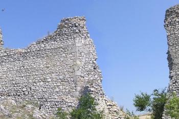 Panorama jižní stěny jižní dispozice hradu (© Jan P. Štěpánek 07/2006)