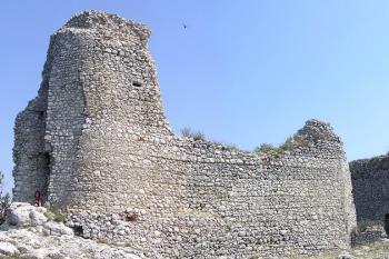 Panorama jižní stěny jižní dispozice hradu (© Jan P. Štěpánek 07/2006)