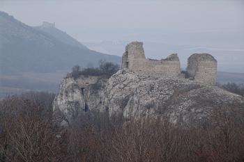 Pohled na hrad od jihu, v pozadí Děvičky ( © Roman Řezáč 12/2006)