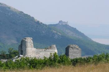 pohled z vrcholu Stolové hory na Sirotčí hrádek a hrad Děvíčky v pozadí ( © Jan P. Štěpánek 07/2008)