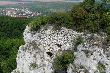 pohled z jižní části hradu na část severní s pozůstatkem hradby ( © Jan P. Štěpánek 07/2008)