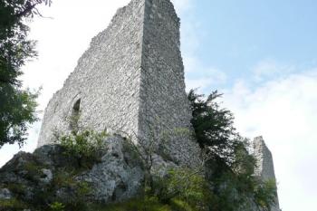 pohled na jižní část hradu od severovýchodu, ze soutězky oddělující severní a jižní část ( © Jan P. Štěpánek 07/2008)