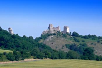 panorama Sirotčího hradu od příjezdu z Mikulova ( © Jan P. Štěpánek 07/2010)