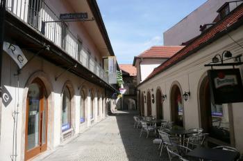 pavlačové nádvoří průchodu ze Starobrněnské ulice ( © Jan P. Štěpánek 06/2009)