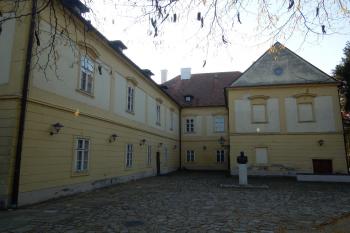 nádvoří a hlavní sev. průčelí (© D Dohňanský, 11/2018)