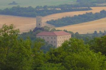 hrad Skalka a zámek Vlastislav (© Petr Lánský, 08/2006)