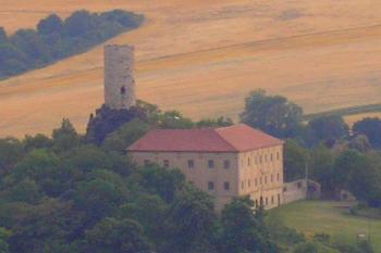 hrad Skalka a zámek Vlastislav (© Petr Lánský, 11/2006)