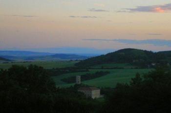 hrad Skalka a zámek Vlastislav (© Petr Lánský, 08/2007)