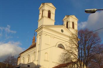 Čelo kostela s klasicistním dvojvěžím ( © Roman Řezáč 01/2005)