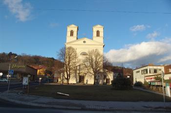Čelní pohled z náměstí ( © Roman Řezáč 01/2005)
