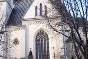 Pohled na boční frontu kostela s pomníkem padlým v 1. světové válce ( © Jan P. Štěpánek 01/2005)