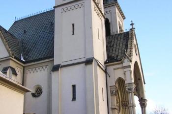 Čast vstupního průčelí a přiléhající fary ( © Jan P. Štěpánek 01/2005)