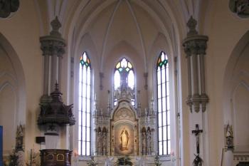 Hlavní loď kostela s hlavním oltářem ( © Jan P. Štěpánek 01/2005)