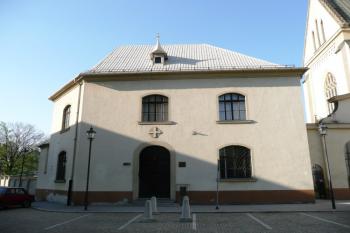 farní budova v sousedství kostela ( © Jan P. Štěpánek 04/2009)