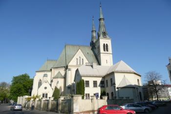 kostel a komplex farních budov od severozápadu ( © Jan P. Štěpánek 04/2009)