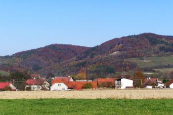 pohled z Kozlovic na vrch Bačův kopec (vpravo)  a Hradisko na němž leží DSO Myslík (vlevo) ( © Jan P. Štěpánek 11/2005)
