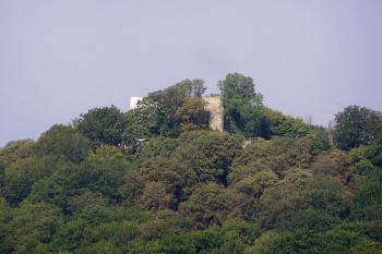 Pohled z hrádku Myslík na protější zřiceninu hradu Hukvaldy ( © Jan P. Štěpánek 08/2007)