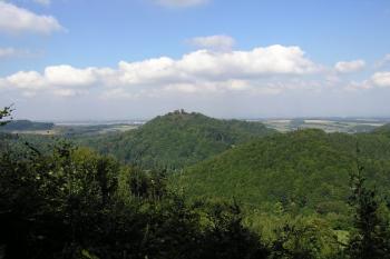 Výhled z hrádku Myslík  k severu na hrad Hukvaldy ( © Jan P. Štěpánek 08/2007)