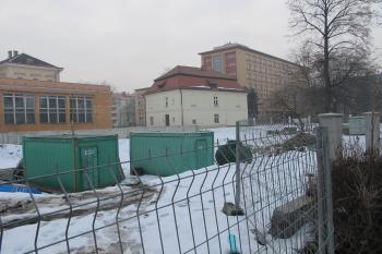 stveniště zcela zlikvidovalo /snad jen přechodně/ přilehlý parčík (© D Dohňanský, 02/2017)