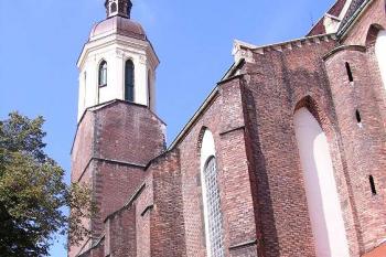 Pohled na jižní fasádu konkatedrály s dominantní jižní věží (© Jan P. Štěpánek, 10/2006)