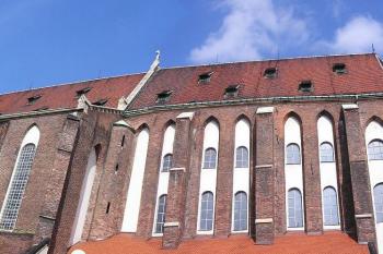 Panorama jižní fasády konkatedrály (© Jan P. Štěpánek, 10/2006)
