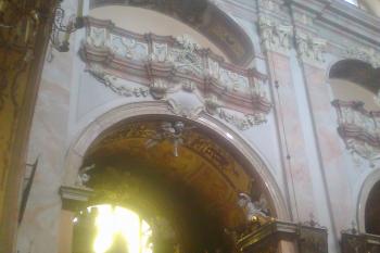 - jeden z bočních oltářů (© Martin  Tlach, 09/2014)