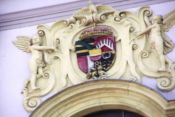 Liechtenštejnský znak a průčelí kostela (© Jan P. Štěpánek, 10/2006)