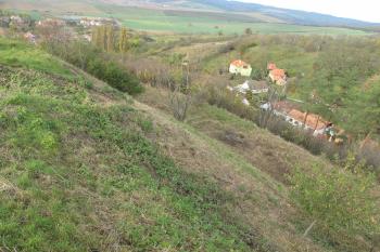 Pohled do příkopu na východě ( © Dušan Dohňanský 11/2019)
