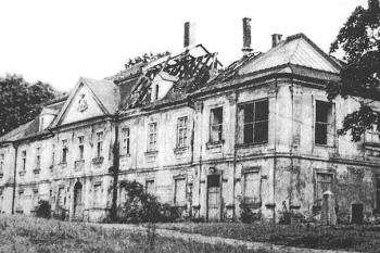 severní průčelí po ohni v roce 1975 v době bourání ( © Zaniklé hrady, zámky a tvrze na Moravě a ve Slezsku (F. Musil, M. Plaček))
