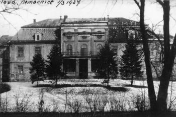 Zámek od jihu  v roce 1937 ( © Muzeum Slezska těšínského v Těšíně)