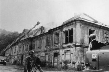 Požár zámku v roce 1975 ( © Muzeum Slezska těšínského v Těšíně)