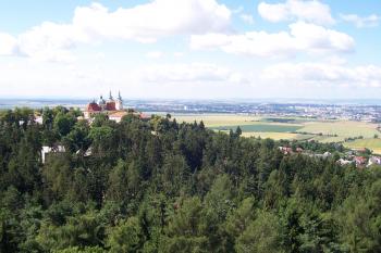 Pohled z rozhledny na baziliku a Olomouc. (© Ivo Rozehnal, 07/2013)