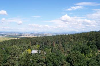 Pohled z rozhledny na severozápad - vpravo Jeseníky, uprostřed Mohelnická brázda (© Ivo Rozehnal, 07/2013)