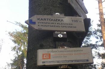 infocedule poblíž kartouzy ( © Ondřej Štěpánek 11/2006)