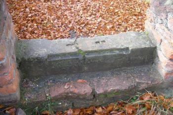 detail kamenné dveřní zárubně v tzv. převorově domku ( © Ondřej Štěpánek 11/2006)